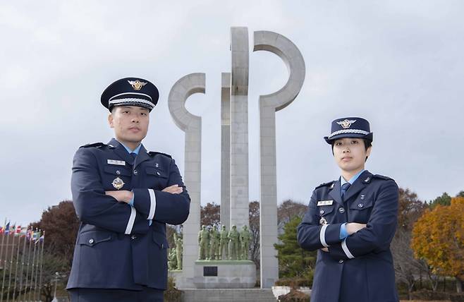 왼쪽부터 김지환, 김은지 소위. [사진제공=공군]
