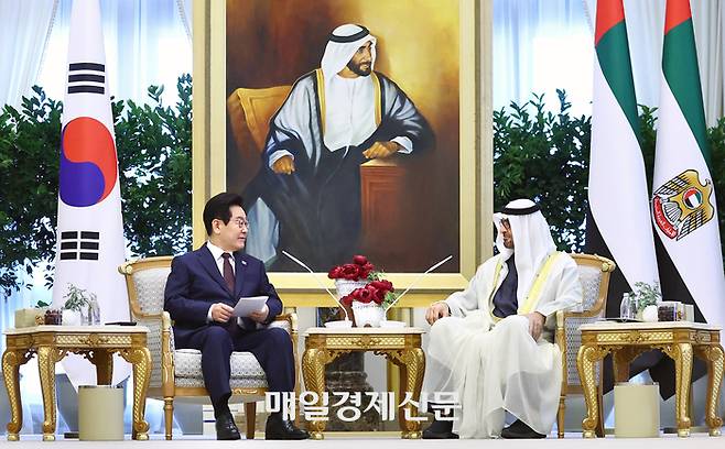 아랍에미리트(UAE)를 국빈방문한 이재명 대통령이 18일(현지시간) 오전 UAE 대통령궁에서 무함마드 빈 자이드 알 나흐얀 UAE 대통령과 확대회담을 갖고 있다. 20251118 아부다비/김호영기자