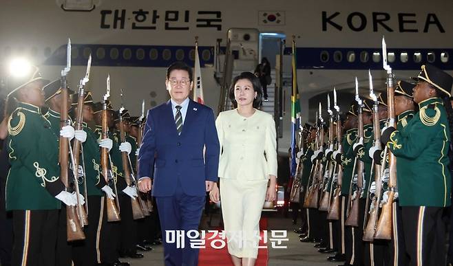 주요 20개국(G20) 정상회의에 참석하는 이재명 대통령이 21일(현지시간) 남아프리카공화국 요하네스버그 OR탐보국제공항에 도착한 뒤 공군 1호기에서 내려 이동하고 있다. 2025.11.21 요하네스버그/김호영기자