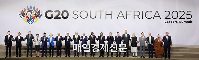 이재명 대통령이 22일(현지시간) 남아프리카공화국 나스렉 엑스포센터에서 열린 주요 20개국(G20) 정상회의에서 G20 정상 및 국제기구 수장들과 함께 기념촬영을 하고 있다. 
    오른쪽부터 파블로 키르노 아르헨티나 외교부 장관, 파이살 빈 파르한 알 사우드 사우디아라비아 외무장관, 키어 스타머 영국 총리, 이재명 대통령, 나렌드라 모디 인도 총리, 프리드리히 메르츠 독일 총리, 에마뉘엘 마크롱 프랑스 대통령, 마크 카니 캐나다 총리, 주앙 로렌수 아프리카연합(AU) 의장, 올해 의장인 시릴 라마포사 남아프리카공화국 대통령, 루이스 이나시우 룰라 다시우바 브라질 대통령, 앤서니 앨버니지 호주 총리, 리창 중국 총리, 안토니우 코스타 유럽연합(EU) 정상회의 상임의장, 우르줄라 폰데어라이엔 유럽연합(EU) 집행위원장, 기브란 라카부밍 라카 인도네시아 부통령, 다카이치 사나에 일본 총리, 레제프 타이이프 에르도안 튀르키예 대통령, 에드가르 아브람 아마도르 사모라 멕시코 재무부 장관, 막심 오레쉬킨 러시아 대통령실 부비서실장. 2025.11.22  요하네스버그/김호영기자