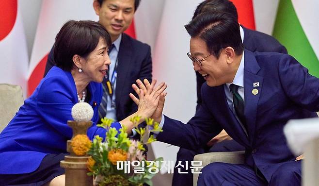 이재명 대통령이 일본 다카이치 총리와 23일(현지시간)  남아프리카공화국 나스렉 엑스포센터에서 열린 주요 20개국(G20) 정상회의에서 풀어사이드 양자회담을 하고 있다.  2025.11.23 요하네스버그/김호영기자