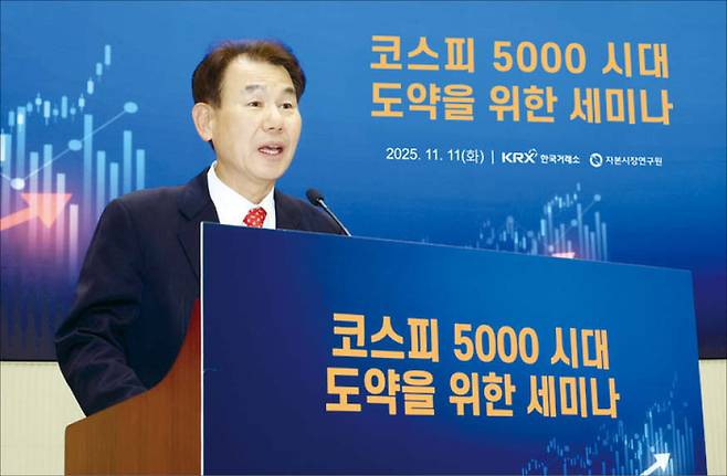 코스피 변동성이 확대됐지만 시장에서는 내년에도 강세장을 점치는 시각이 지배적이다. 사진은 정은보 한국거래소 이사장이 11월 11일 서울 영등포구 서울사옥 홍보관에서 열린 코스피 5000 시대 도약을 위한 세미나에서 개회사를 하고 있는 모습.  (한국거래소 제공)