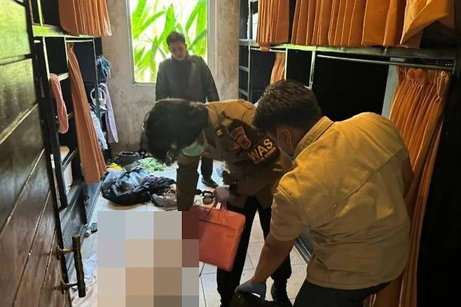 인도네시아 발리 바둥 경찰이 지난 9월 중국인 사망자가 나온 호스텔에서 현장 조사를 하던 모습./사진=안타라통신