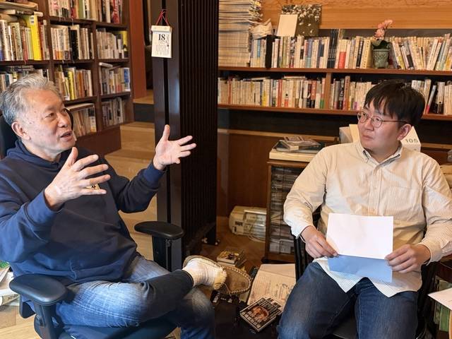 일본 고베 개풍관에서 대담을 진행 중인 우치다 다쓰루(왼쪽) 고베여대 명예교수와 배세진 연세대 매체와 예술 연구소 연구원. 40살 터울의 두 사람은 프랑스 철학을 전공하고 가르치는 교육자, 또한 다양한 분야에 사회적 목소리를 낸다는 공통점이 있다.  박동미 기자
