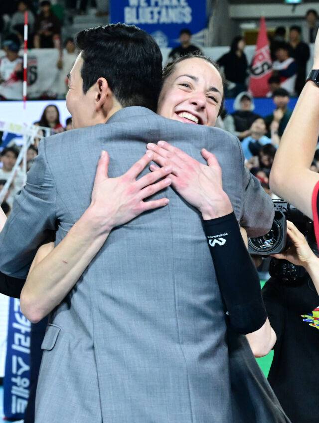 눈물과 함께 행복한 미소를 보이고 있는 정관장 자네테. / 한국배구연맹( KOVO)