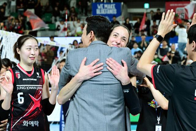 고희진 감독과 포옹이 길어지자 놀란 표정은 박은진 / 한국배구연맹( KOVO)
