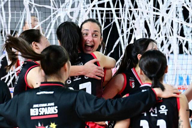 경기 승리 후 정호영과 포옹을 하면서 기뻐하는 정관장 자네테 / 한국배구연맹( KOVO)