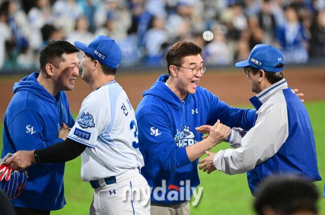 2025년 10월 14일 오후 대구 삼성라이온즈파크에서 열린 '2025 신한 SOL Bank KBO 포스트시즌' SSG 랜더스와 삼성 라이온즈의 준플레이오프 4차전 경기. 삼성 이종열 단장이 5-3으로 승리하며 플레이오프 진출을 확정 짓고 기뻐하고 있다./마이데일리