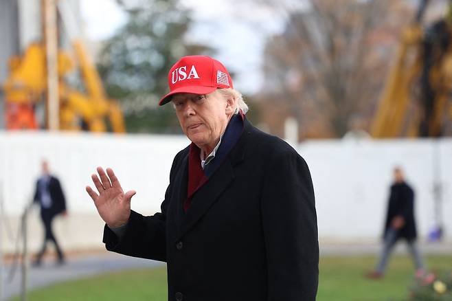 22일(현지시간) 미국 워싱턴DC 백악관 남쪽 잔디밭에 마린원 헬기를 타고 착륙한 뒤, 백악관으로 걸어가며 손을 흔드는 도널드 트럼프 미국 대통령. [AFP]