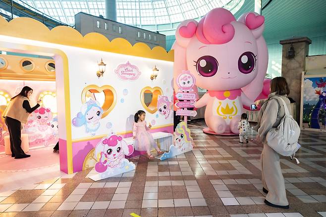 롯데월드 겨울 시즌 축제 ‘트윙클 미라클 윈터’ 오픈. 캐치! 티니핑 ‘마법열차 포토존’