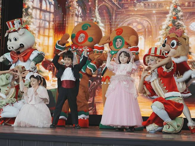 롯데월드 어드벤처 부산 겨울 시즌 공연 ‘크리스마스 스윗 박스’는 어린이 손님 참여형 콘텐츠이다.