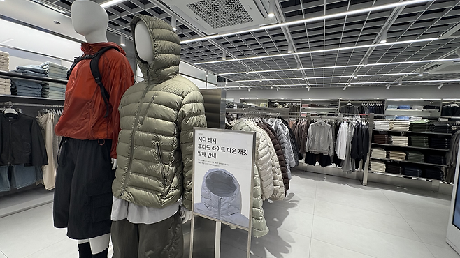 무신사 스탠다드 ‘시티 레저 후디드 라이트 다운자켓’. 박연수 기자