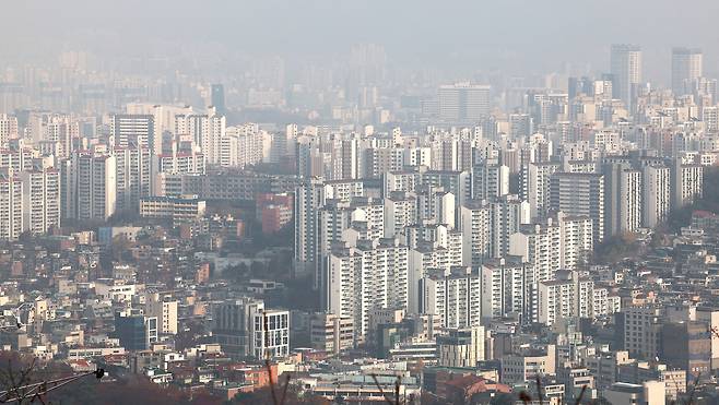 서울 남산에서 바라본 아파트 밀집 지역[연합]