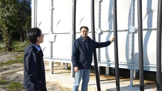 유순영(왼쪽) 한국지질자원연구원 지하수연구센터장과 김용철 박사가 현장 자문을 수행하고 있다.[한국지질자원연구원 제공]