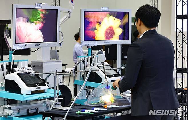 [서울=뉴시스] 황준선 기자 = 지난해 3월 14일 서울 강남구 코엑스에서 열린 제39회 국제의료기기·병원설비 전시회(KIMES 2024)에서 부스 관계자가 3D 비디오 디지털 수술 장비를 시연하고 있다. 2024.03.14. hwang@newsis.com