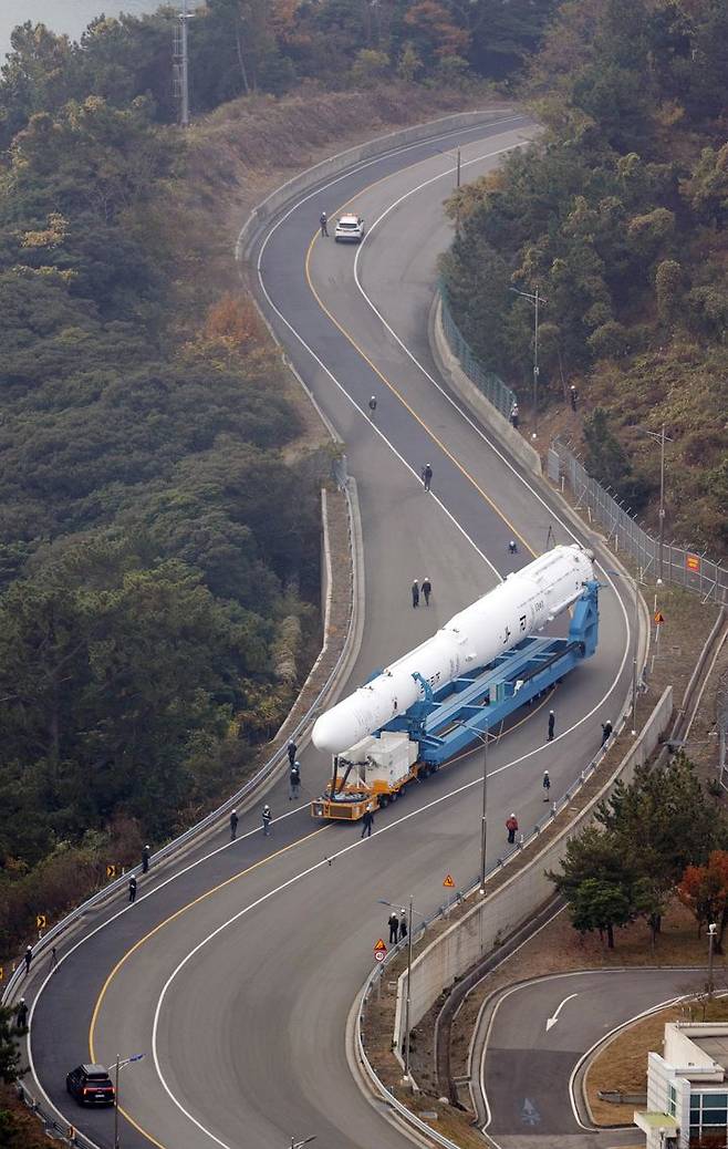 [서울=뉴시스] 25일 전남 고흥 나로우주센터에서 관계자들이 누리호 4차 발사를 위한 이송 및 기립 작업을 하고 있다. (사진=한국항공우주연구원 제공) 2025.11.25. photo@newsis.com *재판매 및 DB 금지