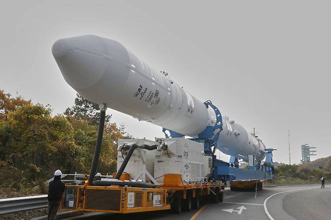 [서울=뉴시스] 25일 전남 고흥 나로우주센터에서 관계자들이 누리호 4차 발사를 위한 이송 및 기립 작업을 하고 있다. (사진=한국항공우주연구원 제공) 2025.11.25. photo@newsis.com *재판매 및 DB 금지