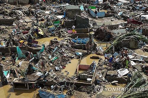 (세부주[필리핀] AFP=연합뉴스) 5일(현지시간) 태풍 갈매기가 휩쓸고 간 필리핀 중부 세부주 한 마을의 모습.