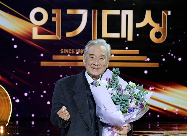 '2024 KBS 연기대상' 대상을 수상한 이순재. KBS 제공