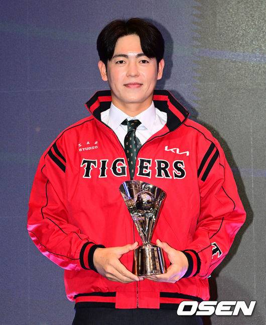 [OSEN=지형준 기자] 24일 오후 서울 잠실 롯데호텔 월드 크리스탈볼룸에서 ‘2025 신한 SOL뱅크 KBO 시상식’이 열렸다.예상대로였다. 한화 이글스 코디 폰세(31)가 2025시즌 MVP로 선정됐다. 폰세는 기자단 투표 124표 중 96표(76%)를 얻어 23표에 그친 르윈 디아즈(삼성)를 제치고 수상했다. SSG 앤더슨, 삼성 후라도, NC 라일리, KT 안현민, 롯데 레이예스가 각각 1표식 얻었다. 폰세는 부상으로 The Kia EV6 전기차를 부상으로 받았다. 한화 소속으로 퓨처스 북부리그 승리상을 수상한 이태양이 시상식을 마치고 KIA 점퍼를 입고 포즈를 취하고 있다. 이태양은 2차 드래프트로 KIA에 지명됐다. 2025.11.24 /jpnews@osen.co.kr