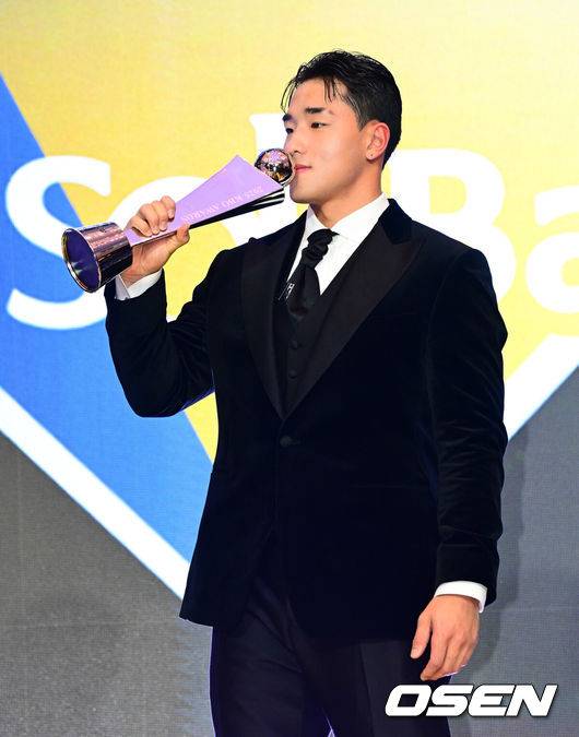 [OSEN=지형준 기자] 24일 오후 서울 잠실 롯데호텔 월드 크리스탈볼룸에서 ‘2025 신한 SOL뱅크 KBO 시상식’이 열렸다.예상대로였다. 한화 이글스 코디 폰세(31)가 2025시즌 MVP로 선정됐다.&nbsp;폰세는&nbsp;기자단 투표 124표 중 96표(76%)를 얻어 23표에 그친 르윈 디아즈(삼성)를 제치고 수상했다. SSG&nbsp;앤더슨, 삼성 후라도, NC 라일리, KT 안현민, 롯데 레이예스가 각각 1표식 얻었다. 폰세는&nbsp;부상으로 The Kia EV6 전기차를 부상으로 받았다.&nbsp;신인상 KT 안현민이 트로피에 키스를 하고 있다. 2025.11.24 /jpnews@osen.co.kr