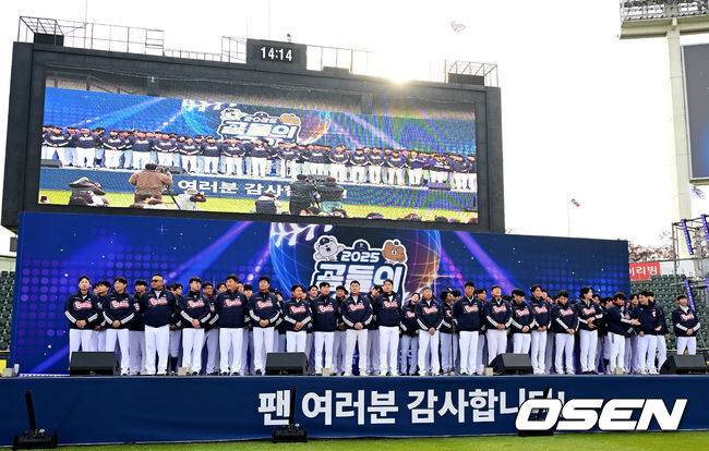 [OSEN=잠실, 지형준 기자] 프로야구 두산 베어스가 23일 오후 서울 잠실야구장에서 ‘2025&nbsp;곰들의 모임’을 개최했다.곰들의 모임은 한 시즌 동안 변함없는 응원을 보내준 최강&nbsp;10번타자 팬들에게 감사의 마음을 전하기 위해 마련된 팬 페스티벌이다.두산 선수단이 팬들에게 인사를 하고 있다. 2025.11.23 /jpnews@osen.co.kr