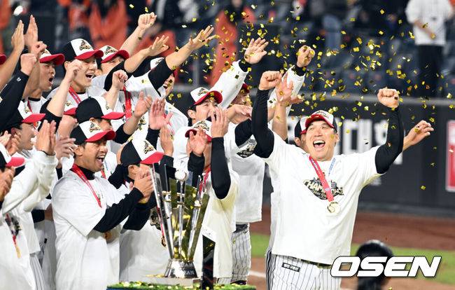 [OSEN=대전, 손용호 기자]프로야구 LG 트윈스는 31일 대전 한화생명볼파크에서 열린 2025 신한 SOL뱅크 KBO 한국시리즈(7전 4선승제) 한화 이글스와의 5차전에서 4-1로 승리했다.정규시즌 1위 LG는 시리즈 전적 4승 1패로 통합우승 금자탑을 쌓았다. LG의 통합우승은 1990년, 1994년, 2023년에 이은 통산 4번째로, 염경엽 감독은 2023년 부임 후 3년 사이 팀을 두 차례나 정상에 올려놓는 위대한 업적을 달성했다. LG 선수들이 마운드에 모여 승리의 기쁨을 나누고 있다.  2025.10.31/spjj@osen.co.kr