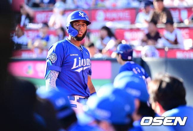 [OSEN=수원, 조은정 기자]21일 수원 KT위즈파크에서 ‘2025 신한 SOL Bank KBO리그’ KT 위즈와 삼성 라이온즈의 경기가 열렸다.KT는 외국인 투수 헤이수스를, 삼성은 양창섭을 선발투수로 내세웠다.8회초 무사 1,2루에서 삼성 디아즈가 파울 플라이로 물러나고 있다. 2025.09.21 /cej@osen.co.kr