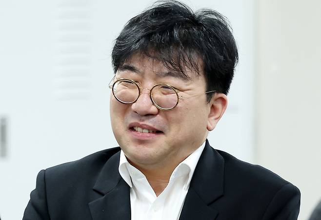 소시에테제네랄(SG) 증권발 주가폭락 사태 핵심 인물로 지목된 라덕연 전 호안투자컨설팅업체 대표가 25일 서울 서초구 서울고등법원에서 열린 항소심 선고기일에 출석하고 있다. 뉴시스