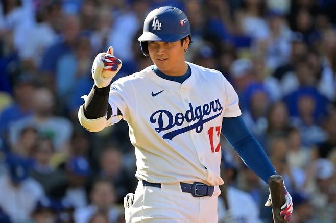 BASEBALL-MLB-LAD-MIL/ - 로스앤젤레스 다저스 오타니 쇼헤이가 17일(한국시간) 미국 캘리포니아주 로스앤젤레스 다저스타디움에서 열린 2025 미국 메이저리그(MLB) 내셔널리그 챔피언십시리즈 3차전 밀워키 브루어스와의 홈 경기에서 3루타를 친 뒤 세레머니하고 있다. 로이터 연합뉴스