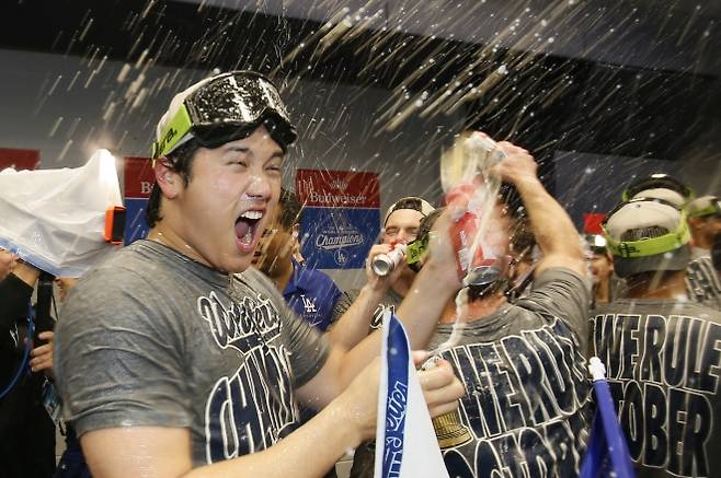 BASEBALL-MLB-TOR-LAD/ - 오타니 쇼헤이(로스앤젤레스 다저스)가 2일(한국시간) 캐나다 토론토 로저스센터에서 열린 2025 미국 메이저리그(MLB) 월드시리즈(WS) 7차전 토론토 블루제이스와의 원정 경기에서 승리하며 우승을 확정한 뒤 샴페인을 뿌리며 기뻐하고 있다. 로이터 연합뉴스