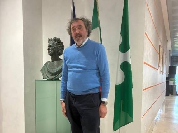 이탈리아 북부 보르고 비르질리오의 프란체스코 아포르티 시장. 그는 “직원의 직감이 결정적이었다”며 “남성의 목소리와 손 피부가 노인의 것과 달랐다”고 말했다. 출처=코리에레 델라 세라