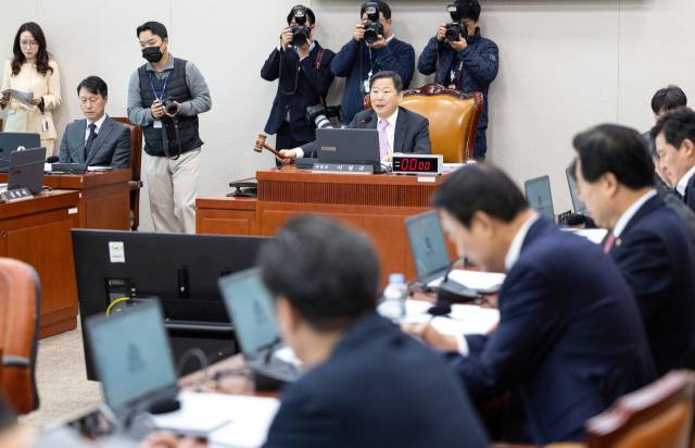 21일 서울 여의도 국회에서 열린 제429회국회(정기회) 산업통상자원중소벤처기업위원회 제8차 전체회의에서 이철규 위원장이 의사봉을 두드리고 있다. 2025.11.21/뉴스1