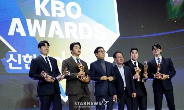 KT 선수단이 24일 서울 롯데호텔 월드 크리스탈볼룸에서 열린 '2025 신한 SOL 뱅크 KBO 시상식'에서 기념사진을 찍고 있다. /사진=강영조 선임기자