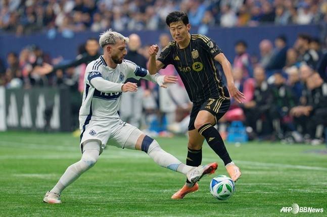 손흥민(오른쪽)이 23일 밴쿠버전에서 볼을 다투고 있다. /AFPBBNews=뉴스1