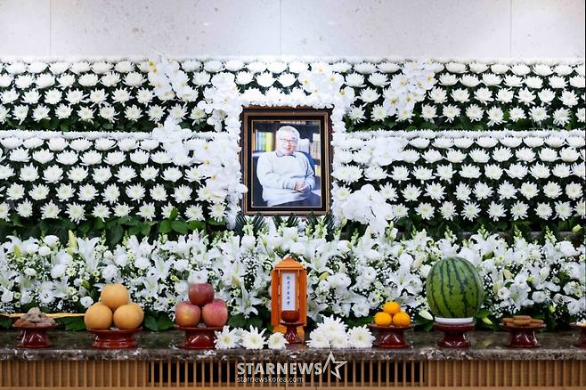 향년 91세로 별세한 25일 별세한 배우 故이순재(전 국회의원)의 빈소가 서울아산병원 장례식장에 마련돼 있다.   발인은 27일 오전 6시 20분, 장지는 경기 이천 에덴낙원이다. /=사진공동취재단 /2025.11.25 /사진=사진공동취재단