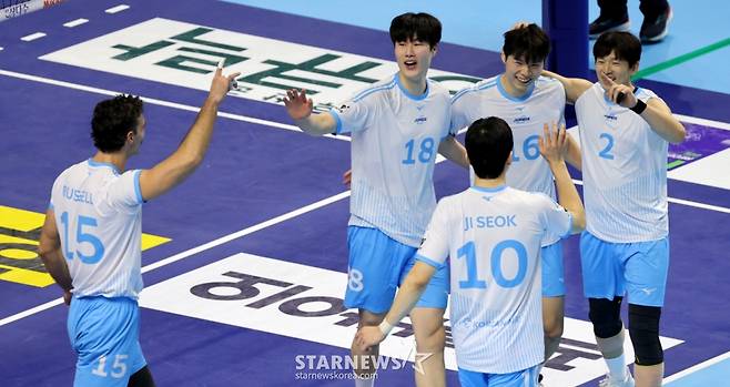 대한항공 선수들이 25일 인천 계양체육관에서 열린 2025-2026 진에어 V리그 대한항공과 KB손해보험과의 경기에서 득점한 후 자축하고 있다. /사진=강영조 선임기자