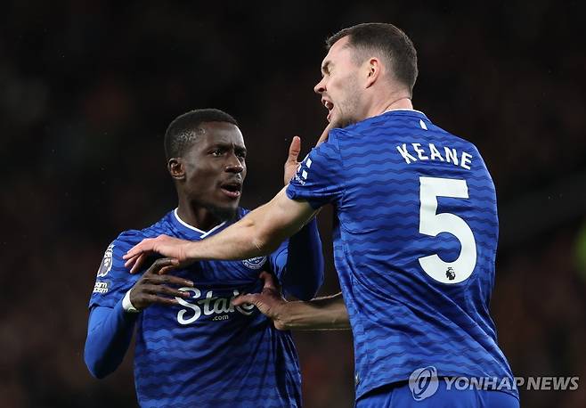 팀 동료 마이클 킨(오른쪽)의 얼굴을 때리는 이드리사 기예 [EPA=연합뉴스]