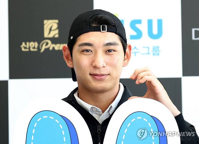 이정후, 수줍은 볼 하트 (횡성=연합뉴스) 양지웅 기자 = 12일 강원 횡성군 벨라45 컨트리클럽에서 열린 류현진재단 자선 골프대회에서 샌프란시스코 자이언츠 이정후가 기념 촬영하고 있다.
    류현진재단은 유소년 야구 꿈나무 육성과 희귀·난치병 환아 지원 기금 마련을 위해 이날 자선 골프대회를 열었다. 2025.11.12 yangdoo@yna.co.kr