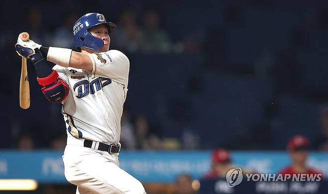 NC 박세혁 안타 (창원=연합뉴스) 김동민 기자 = 3일 경남 창원NC파크에서 열린 2024 KBO 리그 SSG 랜더스 대 NC 다이노스 경기. 7회 말 선두타자 NC 8번 박세혁이 안타를 치고 있다. 2024.7.3 image@yna.co.kr
