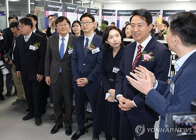 산업안전 AX 스타트업 전시 설명듣는 오세훈 시장 (서울=연합뉴스) 이재희 기자 = 오세훈 서울시장(오른쪽 두번째)이 25일 서울 서초구 서울 AI 허브 메인센터에서 열린 '서울 산업 AX혁신 센터' 출범식에 앞서 AX(인공지능 전환) 스타트업 전시물을 살펴보고 있다. 2025.11.25 scape@yna.co.kr