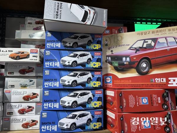 수원시 팔달구 북수동의 동광과학교재사 안에는 옛날 학용품, 장난감이 가득하다. /신현정기자 god@kyeongin.com