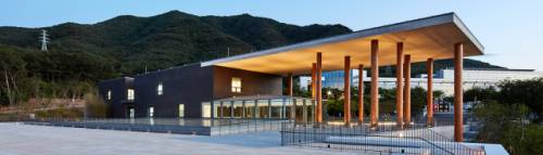 11개 기둥과 지붕 처마아래 비워진 공간에서의 시선은 멀리 팔공산까지 확장한다.매일신문DB