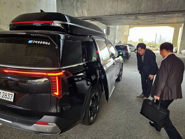 구미상공회의소가 운영하는 회원사 의전차량 서비스가 지역 중소기업에 단비 역할을 하고 있다. 사진은 지난 20일 KTX김천구미역에서 출장객 민병률씨가 구미상의 직원의 인사를 받으며 카니발 하이리무진 차량에 탑승하는 모습. 조규덕 기자