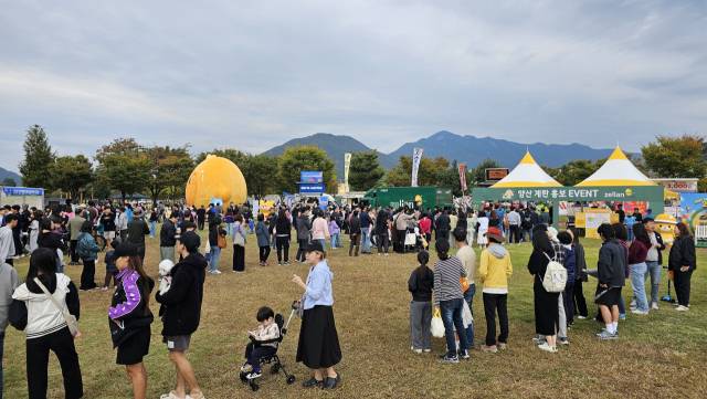 지난달 25~26일 양일간 개최됐던 에그야 페스타에 최소 4만 6000여 명의 다녀간 것으로 집계됐다. 방문객이 게임 등에 참가하기 위해 줄을 선 채 기다리고 있다. 김태권 기자