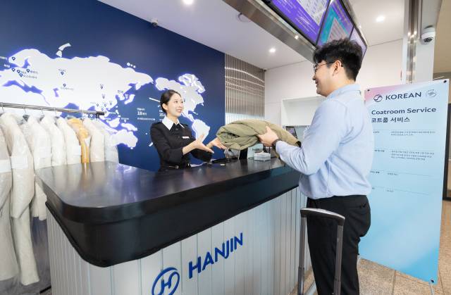 대한항공은 오는 12월 1일부터 내년 2월 28일까지 3개월간 승객의 겨울 외투를 무료로 보관해주는 ‘코트룸(Coatroom) 서비스’를 재개한다. 대한항공 제공