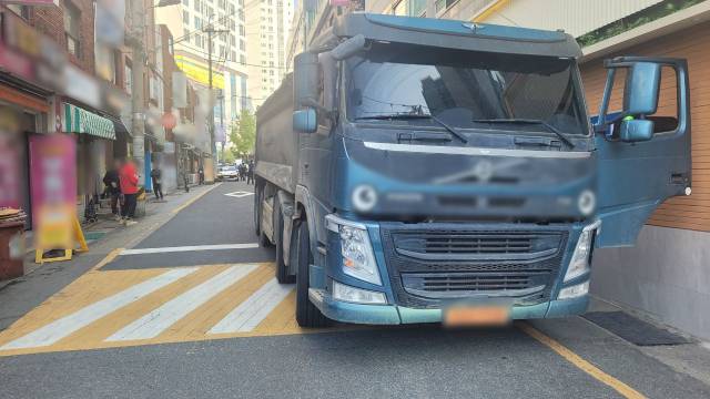 26일 부산 수영경찰서에 따르면 이날부터 1년간 호암로 일대에 4.5t 이상 화물차 통행이 제한된다. 앞서 이곳에서는 지난 6일 60대 보행자가 화물차에 치여 숨지는 사고가 발생했다. 사진은 사고 당시 화물차 모습. 부산 수영경찰서 제공