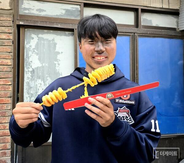 두산 홍민규의 지난 25일 연탄 봉사 모습. 그러나 26일 박찬호 보상선수로 KIA 선수가 됐다. (사진=더게이트 황혜정 기자)