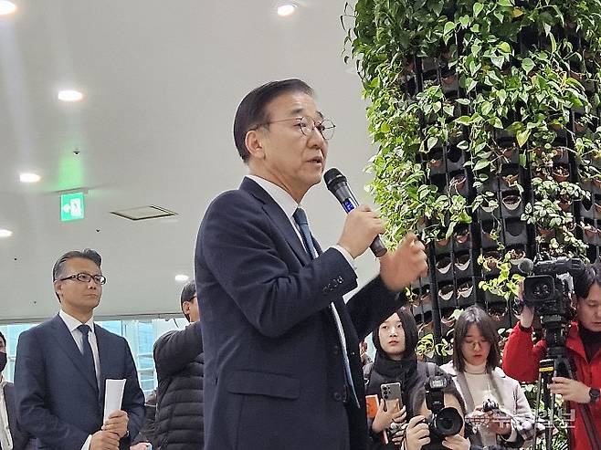 26일 오후 4시30분께 무안국제공항을 방문한 김윤덕 국토교통부 장관이 12·29 무안공항 제주항공 여객기 참사 유가족의 질문에 답변하고 있다. 강주비 기자