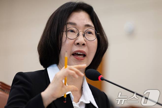 이미선 기상청장이 17일 서울 여의도 국회에서 열린 기후에너지환경노동위원회의 기상청 등에 대한 국정감사에서 의원 질의에 답하고 있다. 2025.10.17/뉴스1 ⓒ News1 유승관 기자